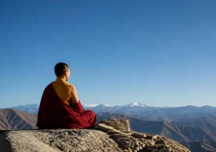 Tibetin Gençlik Pınarı – Bilincin Bedensel Dönüşümü Tibet, Tibetin Gençlik Pınarı, Eterik Beden, Bilinç, Titreşim, Frekans, Zihin, Ego, İllüzyonlar, Dualite, Çakra, Prana, Meditasyon, Nefes, Sağlık, Hastalık, Yaşlanma, Hipofiz Bezi, Epifiz Bezi, Tiroid Bezi, Timüs Bezi, Adrenalin Bezi, Pankreas