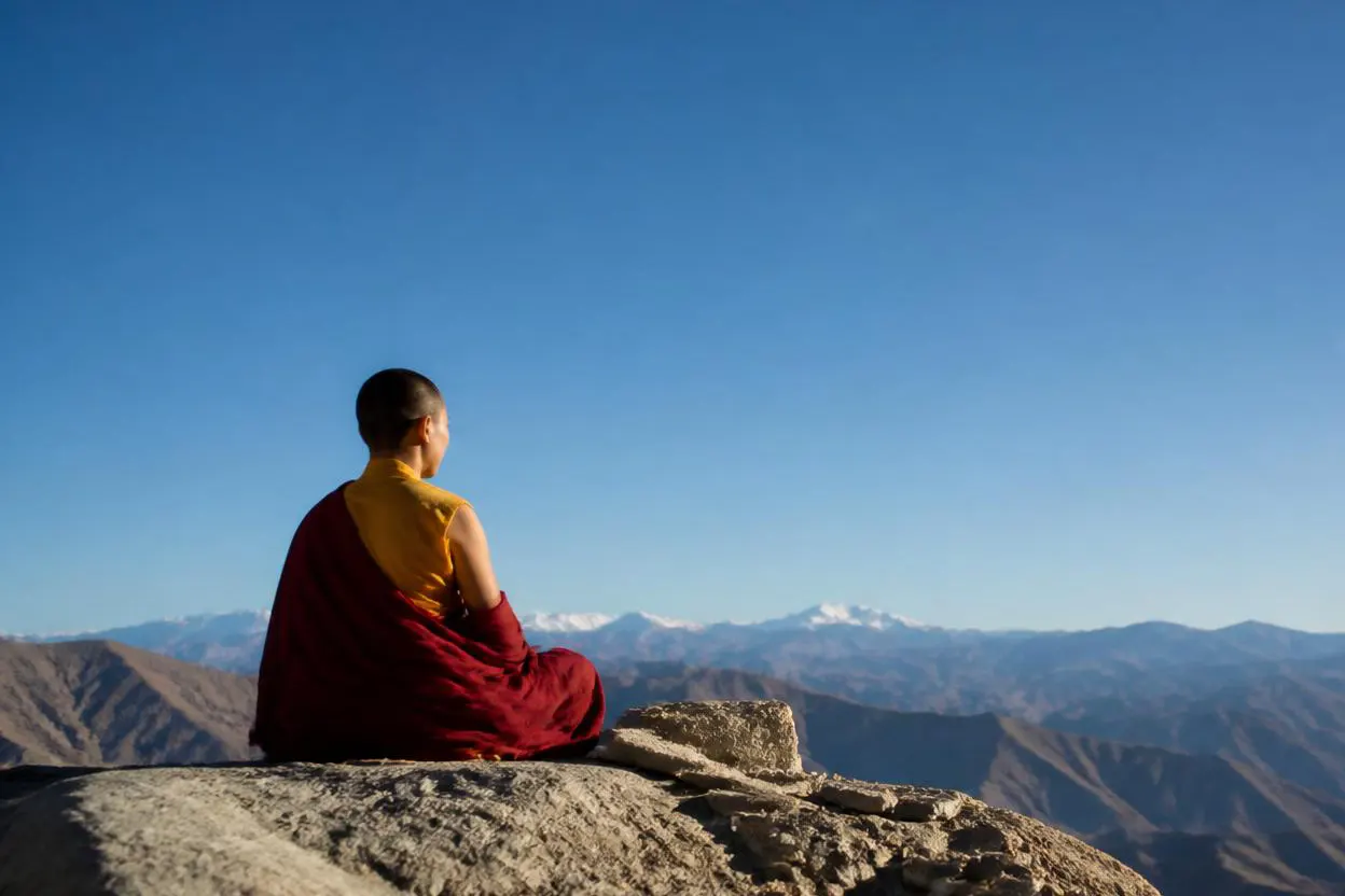 Tibet, Tibetin Gençlik Pınarı, Eterik Beden, Bilinç, Titreşim, Frekans, Zihin, Ego, İllüzyonlar, Dualite, Çakra, Prana, Meditasyon, Nefes, Sağlık, Hastalık, Yaşlanma, Hipofiz Bezi, Epifiz Bezi, Tiroid Bezi, Timüs Bezi, Adrenalin Bezi, Pankreas